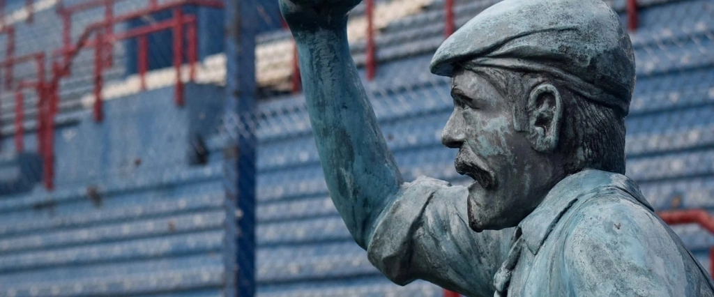 Estatua de Prudencio Miguel Reyes - El primer hincha