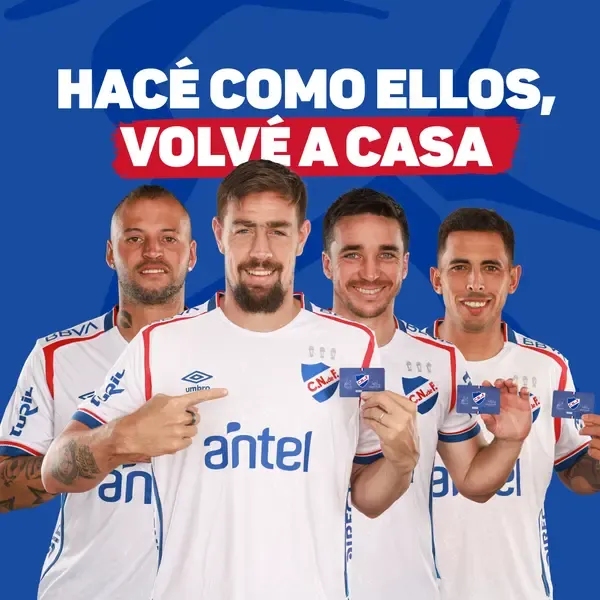 Cuatro jugadores de Nacional con la camiseta oficial muestran la tarjeta de socio junto al lema “Hacé como ellos, volvé a casa”